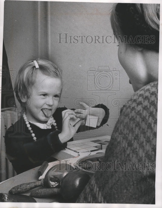 1963 Press Photo Monica Wayne mimics her teacher Maxine Turek, Marquette U - Historic Images