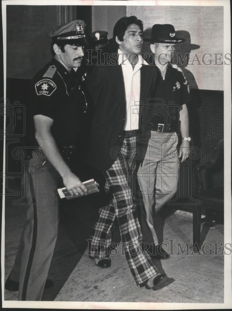 1974 Press Photo James Mendoza with Police Officers in Milwaukee - mjb31180 - Historic Images