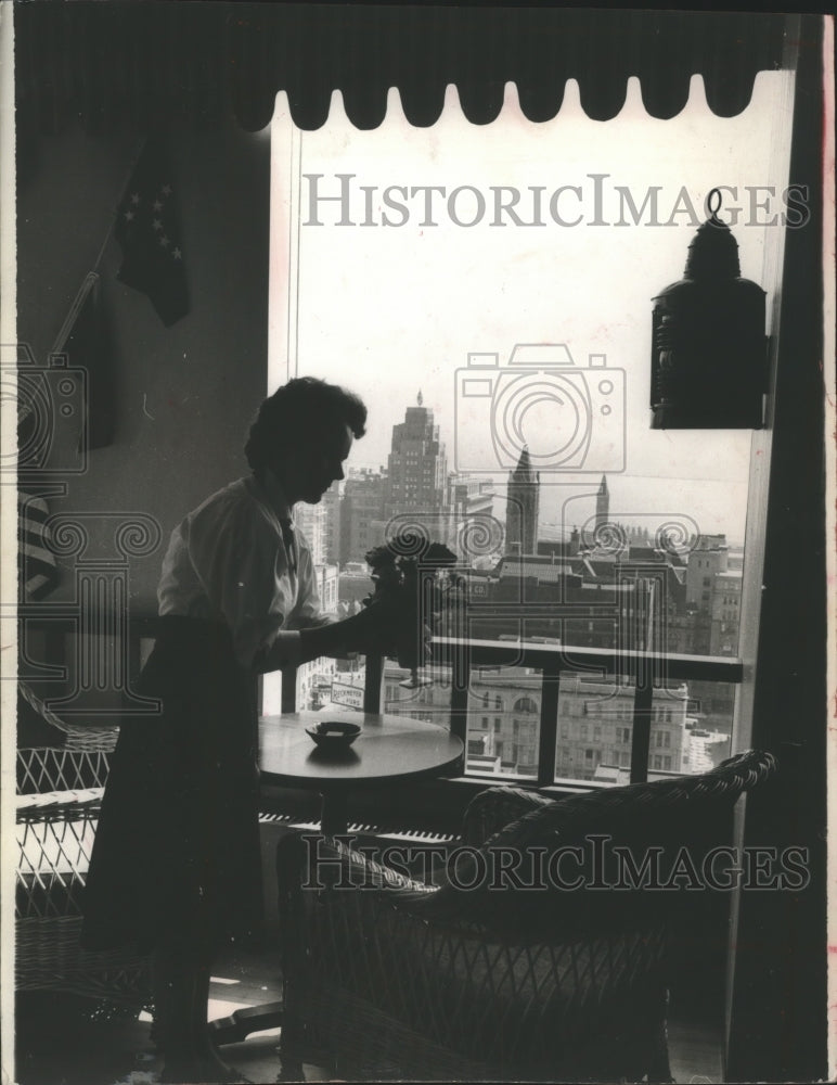 1982 Press Photo Mrs. Edward Fenske puts flowers on table at Marine Plaza. - Historic Images
