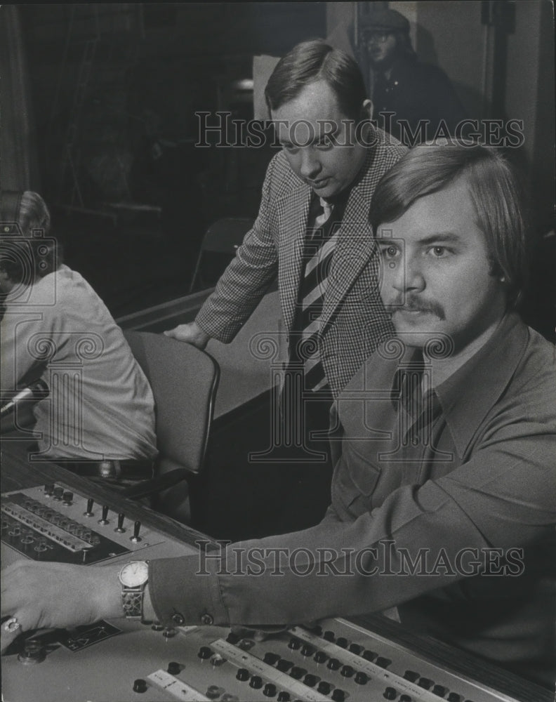 1977 Press Photo Student operates in a control booth at Marquette University - Historic Images