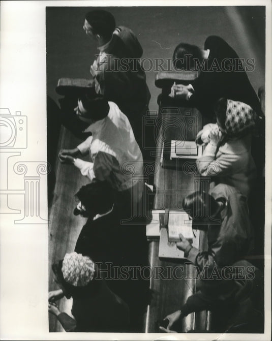 1964 Press Photo Marquette University Students Read and Pray - mjb31438 - Historic Images