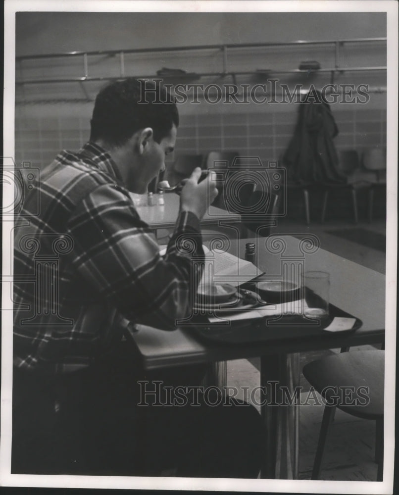 1954 Press Photo Thomas Walsh Enjoys Lunch While Reading, Marquette University - Historic Images