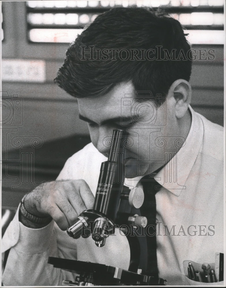 1961 Press Photo Maquette University student Ronald Melin in the pathology lab-Historic Images
