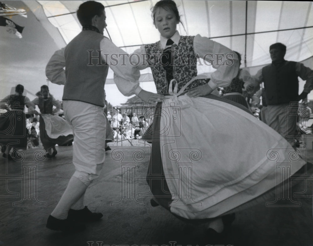 1994 Press Photo Dancers at Pommerntag Sunday, Mequon City Park - Historic Images