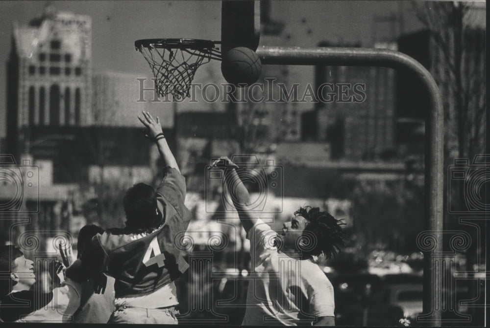 1989 Press Photo Marquette University Students Play Basketball, Milwaukee- Historic Images