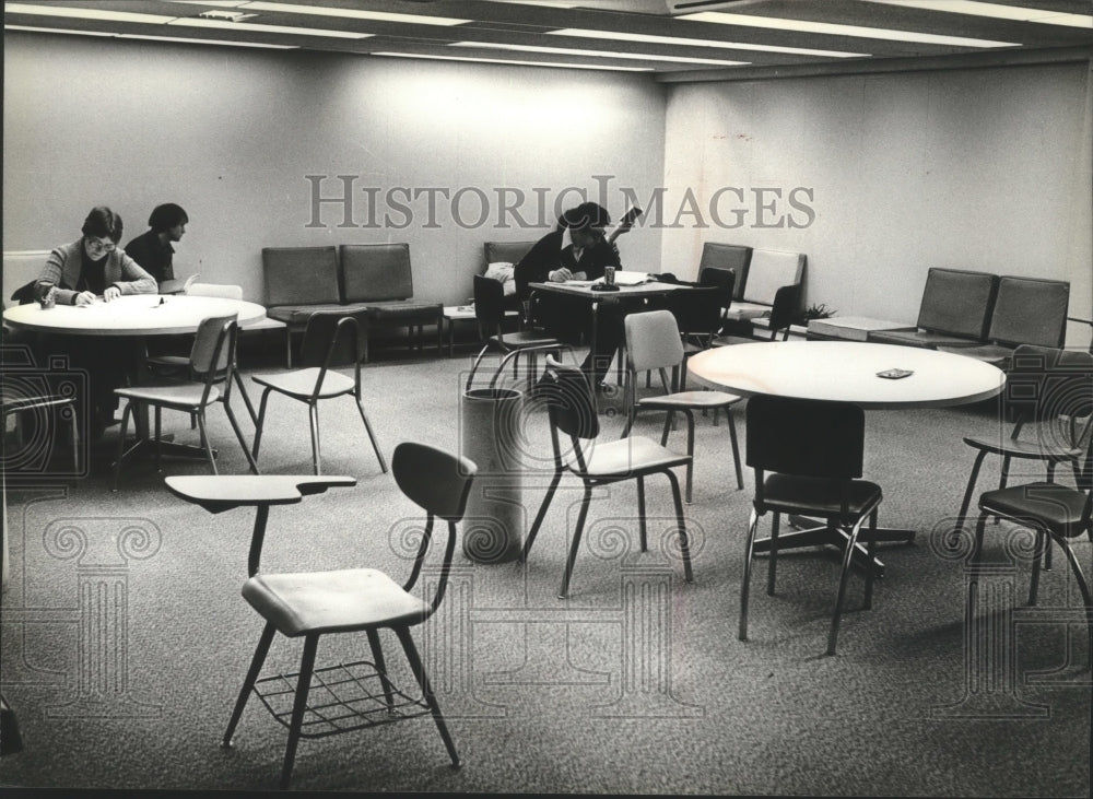 1981 Press Photo Marquette University Students in Business Students&#39; Lounge - Historic Images
