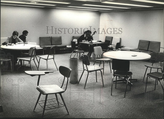 1981 Press Photo Marquette University Students in Business Students' Lounge - Historic Images