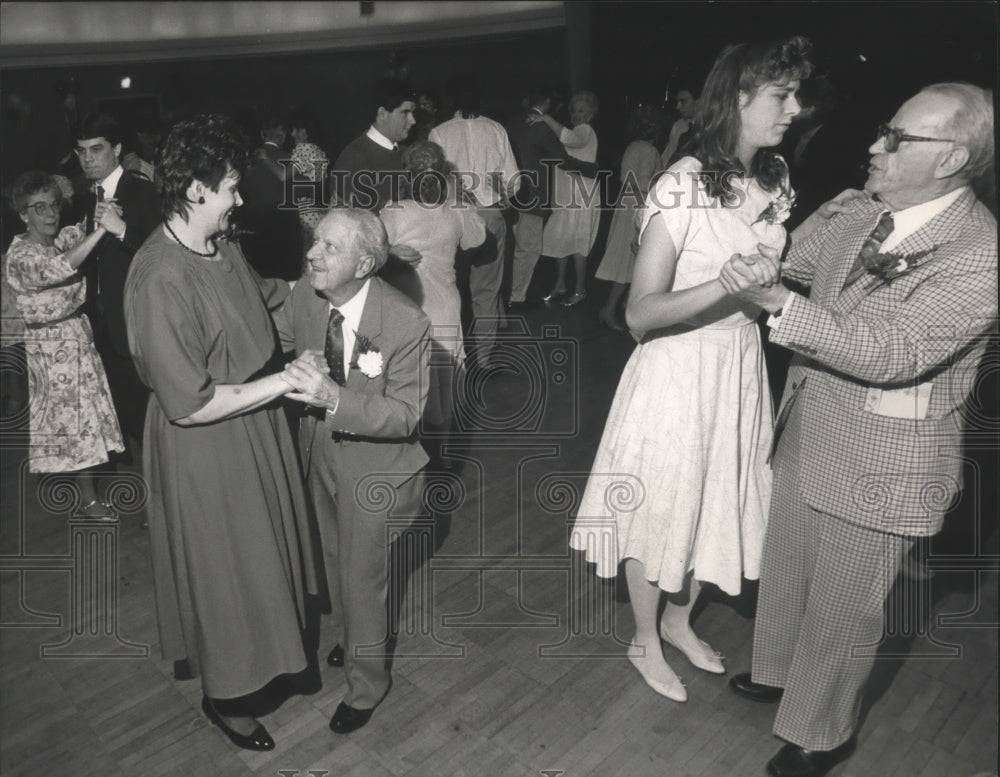 1989 Press Photo students at Marquette University dance with senior citizens - Historic Images