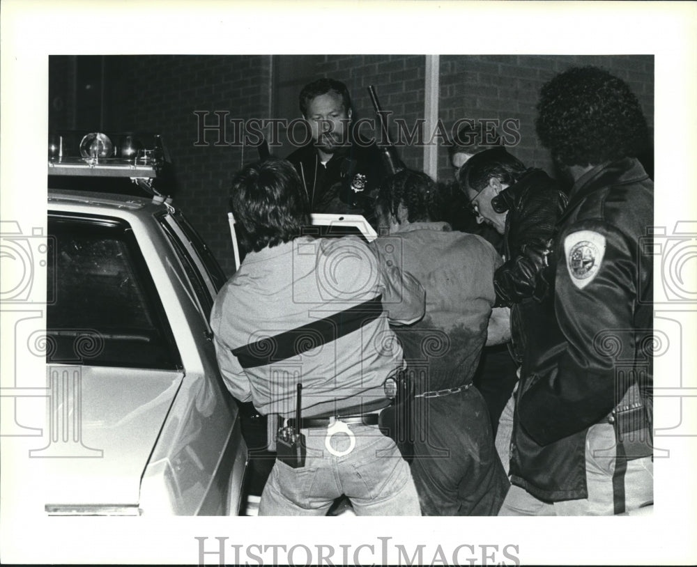 1987 Press Photo Madison, Wisconsin Police Capture Escaped Convict McKinley - Historic Images