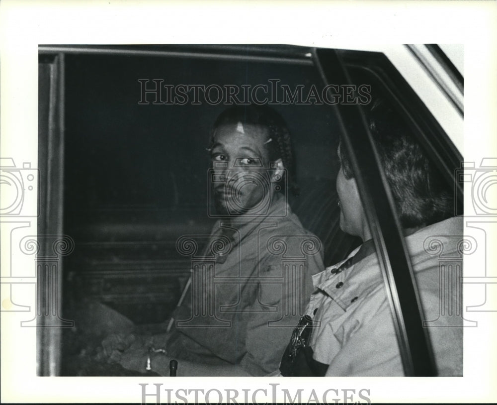 1987 Press Photo LaRon McKinley in Squad Car After Recapture in Wisconsin - Historic Images