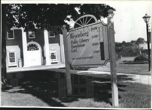 1983 Press Photo Weyenberg Public Library Foundation Pledge Goal Sign in Mequon - Historic Images