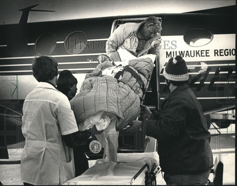 1988 Press Photo Blast Victim Taken from a Plane at Mitchell Airport - Historic Images