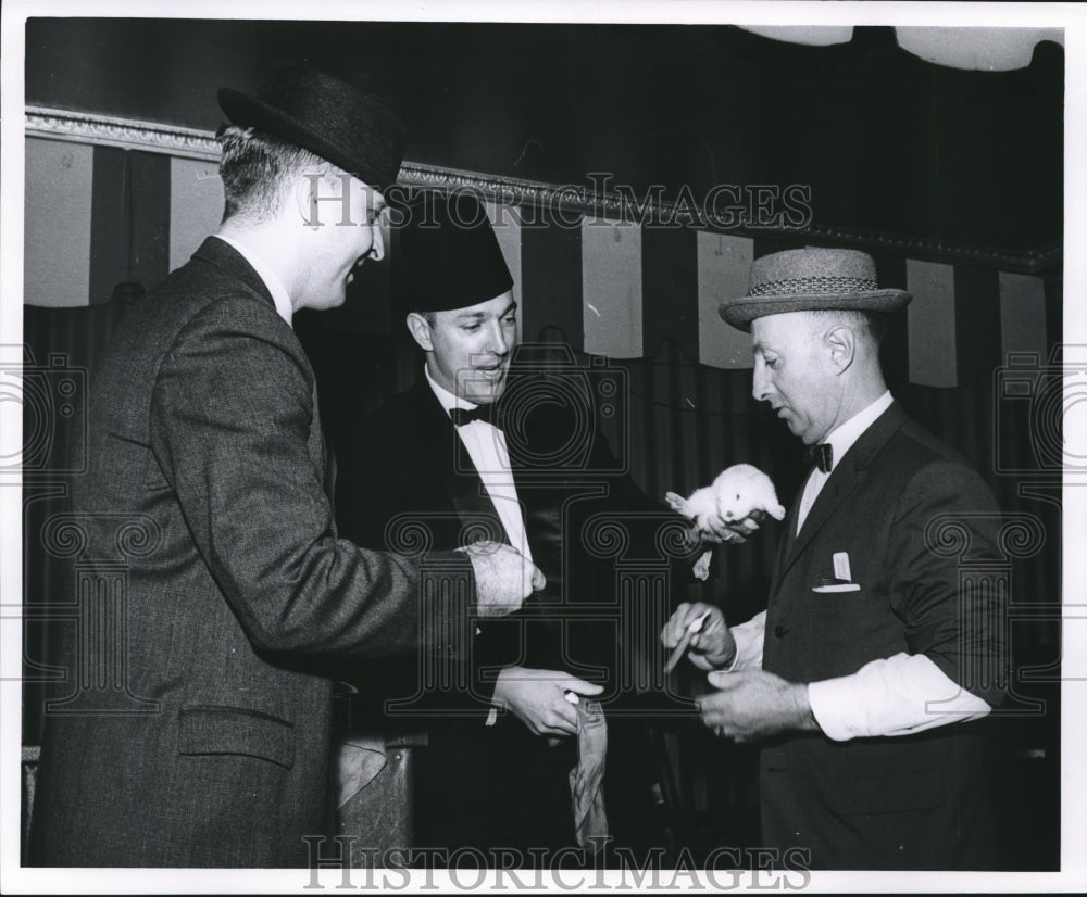 1961 Press Photo Milwaukee Journal Circulation Department Dinner Magic Show - Historic Images