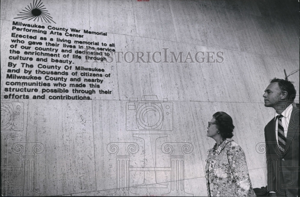 1969 Press Photo Mrs. Will Ross and Harry Weese at Performing Arts War Memorial - Historic Images