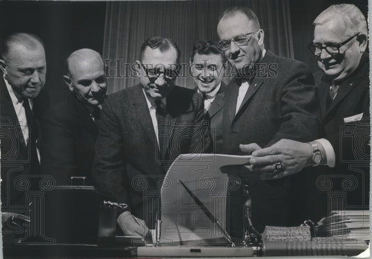 1965 Press Photo Martin E. Schreiber and others sign contract, Milwaukee. - Historic Images