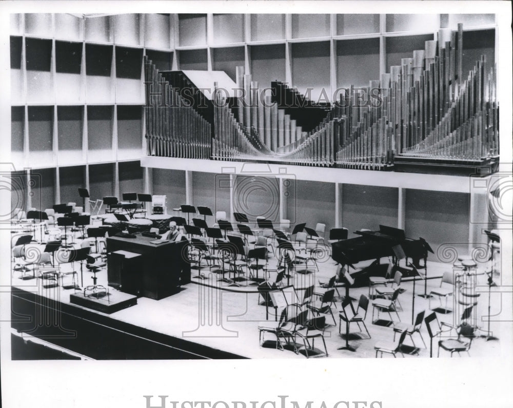1960 Press Photo E. Power Biggs, practicing on the pipe organ, Milwaukee.-Historic Images