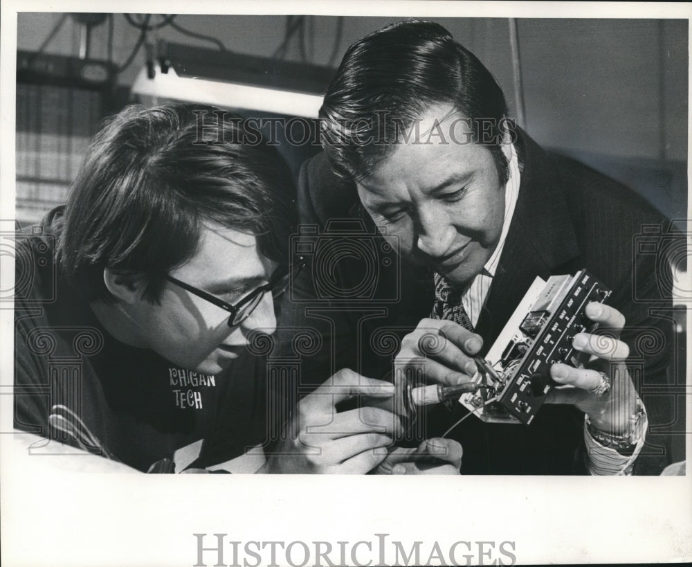 1971 Press Photo Ernest Medina and Gary Huck Look at Helicopter Audio Amplifier - Historic Images