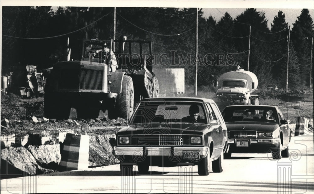 1987 Press Photo Traffic on 76th Street alongside construction equipment, Mequon - Historic Images