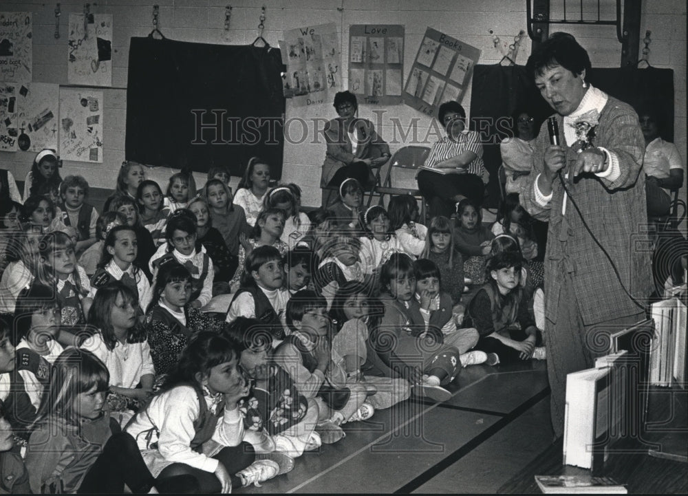 1992 Press Photo Gretchen Mayo presents her book at New Berlin Center School. - Historic Images