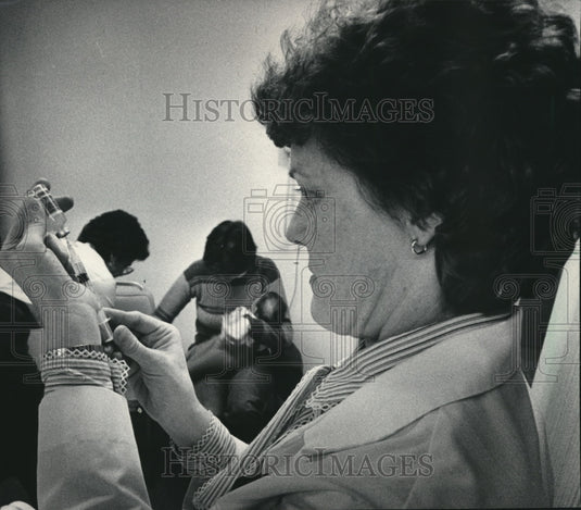 1986 Press Photo Thistle prepares an injection - mjb32218 - Historic Images