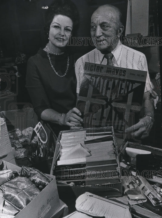 1972 Press Photo Carol, Victor Maves with "Statement of Faith" Record Album - Historic Images