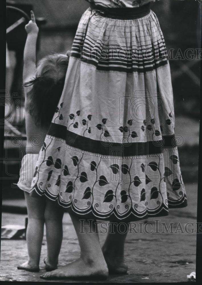 1958 Press Photo Woman and Child at Madonna di Pompeii Church Celebration- Historic Images