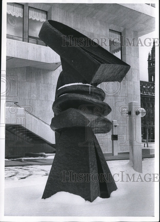 1970 Press Photo Lipton sculpture in the snow in Milwaukee, Wisconsin - Historic Images
