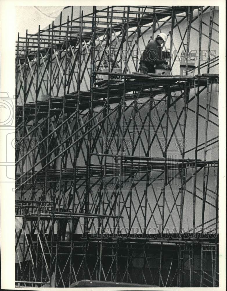 1986 Press Photo Construction Worker at Mayfair Mall, Wauwatosa, Wisconsin - Historic Images