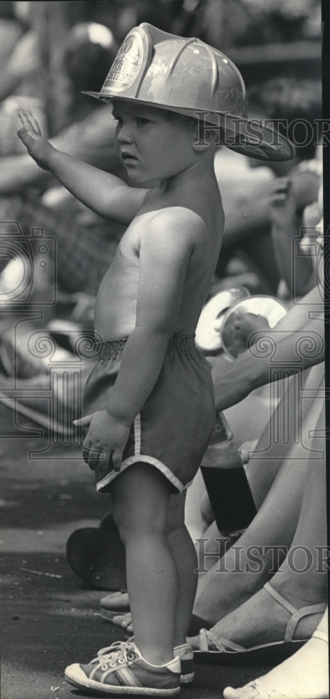 1983 Press Photo Christopher Wuehr waved to marchers in theThiensville parade - Historic Images