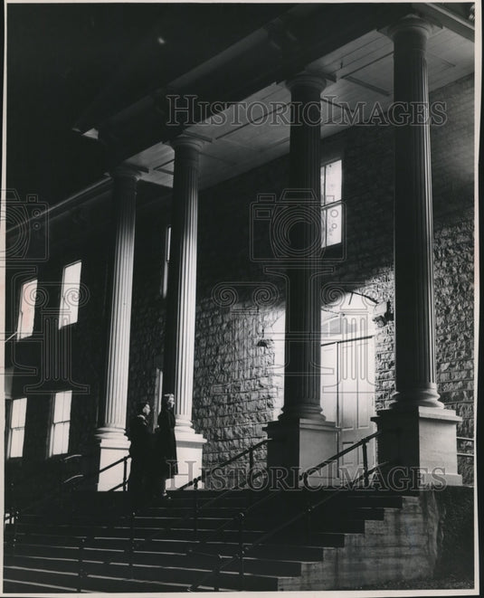 Press Photo Mr. and Mrs. Myron Thiel on Mayville public school steps, Wisconsin - Historic Images
