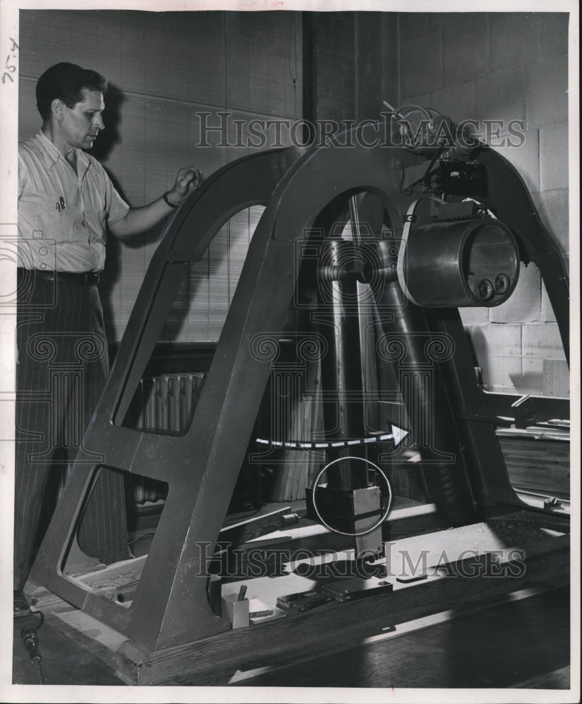 1953 Press Photo L.H. Reineke&#39;s Wood Saw In Madison Forest Products Lab - Historic Images