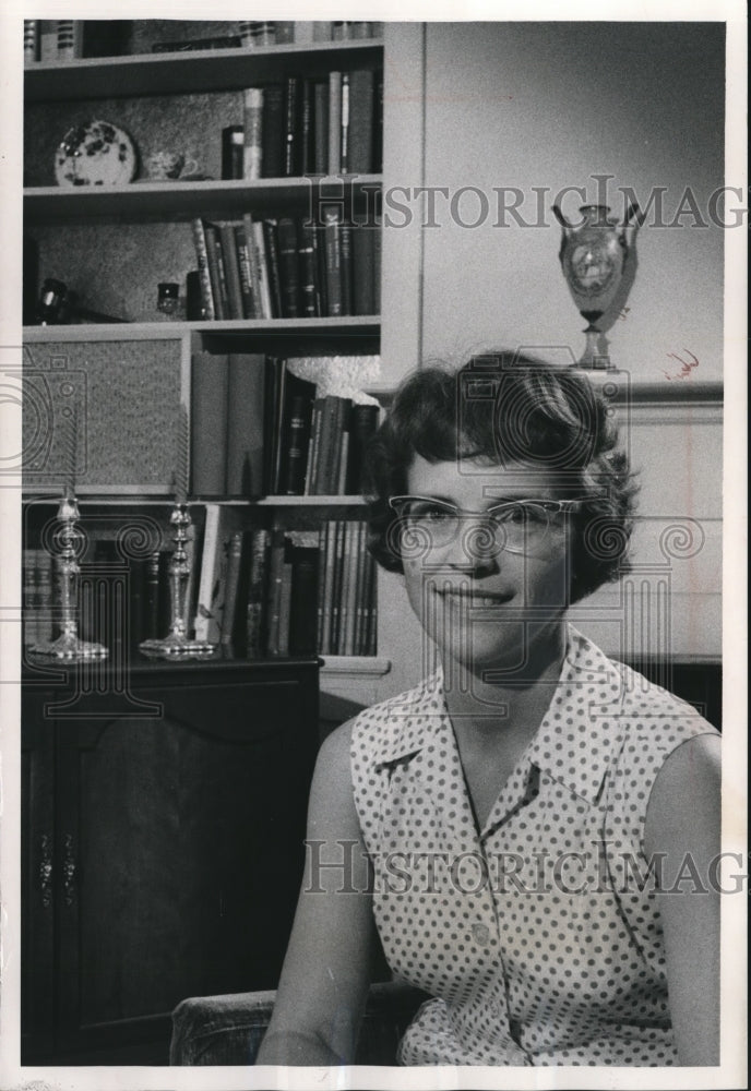 1965 Press Photo Mrs Willard Masterson looks out window at Wisconsin State Fair-Historic Images