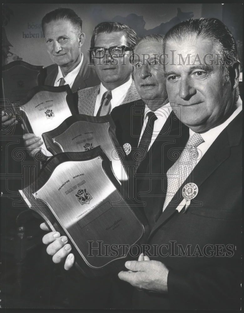 1972 Press Photo Paul Gilles and others, bowling hall of fame, Milwaukee.- Historic Images