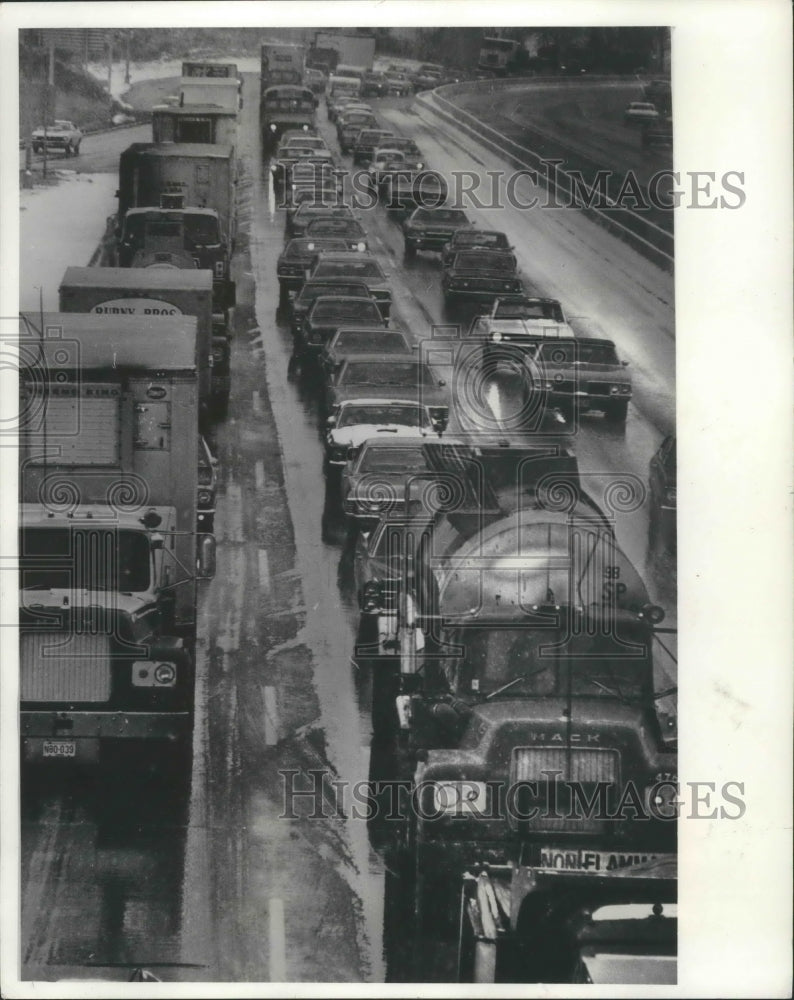 1972 Press Photo Ice and snow brought Milwaukee Freeway traffic to a standstill - Historic Images