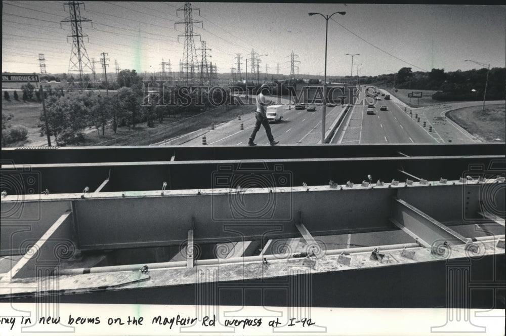 1985 Press Photo Worker walks over new beam on skeleton of the overpass - Historic Images