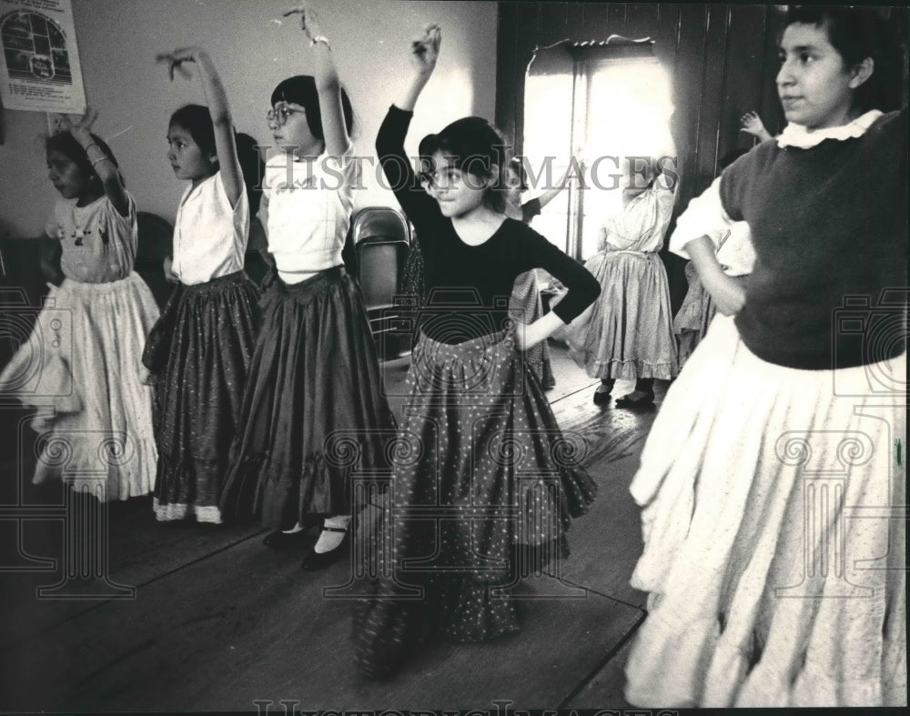 1987 Press Photo Nancy Gonzalez & friends at a Spanish dance practice - Historic Images