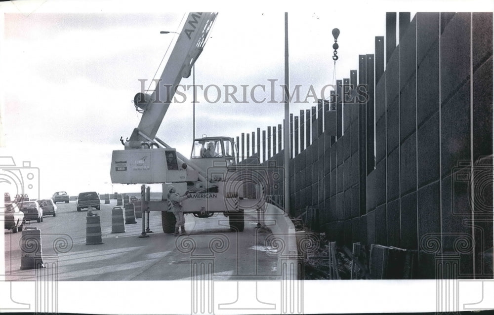 1993 Press Photo Construction Workers Install Noise Barriers at Interstate 43 - Historic Images