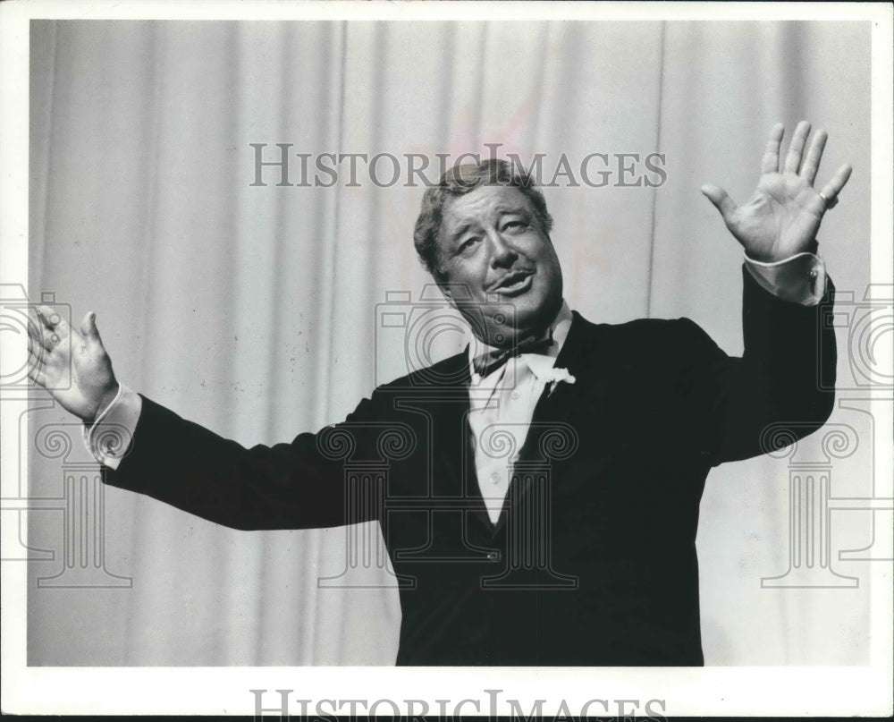 1976 Press Photo Jackie Gleason as Ralph Kramden celebrates Anniversary - Historic Images