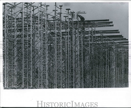 1965 Press Photo Workman builds form to support concrete roadway, Milwaukee-Historic Images
