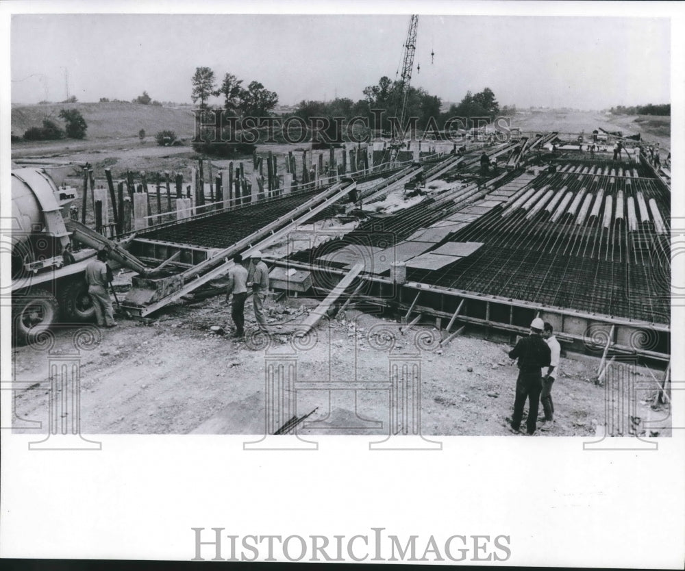 1967 Press Photo Concrete Pouring Record at Zoo Freeway Bridge Construction - Historic Images