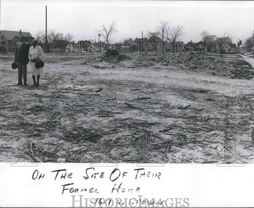 1971 Press Photo Mr. &amp; Mrs. Irvin Howard stand at site of their previous home - Historic Images