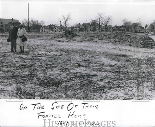 1971 Press Photo Mr. & Mrs. Irvin Howard stand at site of their previous home - Historic Images