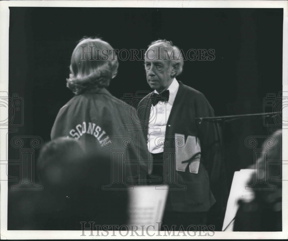 1957 Press Photo Morton Gould chats before leading Milwaukee Symphony Orchestra - Historic Images