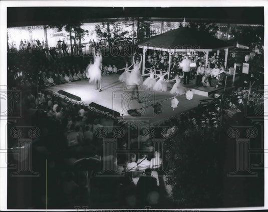 1963 Press Photo Ballet Chorus On Stage At Mayfair Shopping Center In Milwaukee - Historic Images
