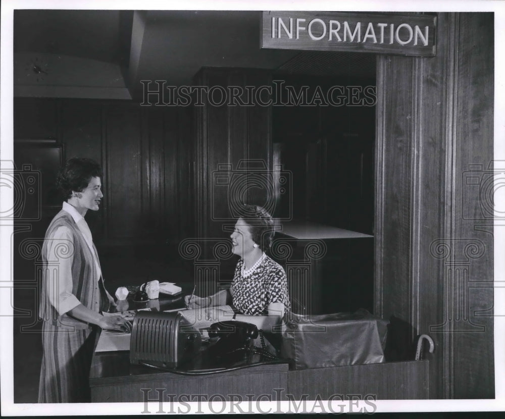 1962 Press Photo Travel Bureau in Lobby of Milwaukee Journal Sentinel-Historic Images