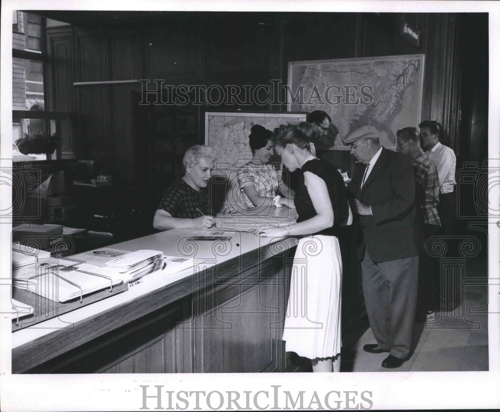 1962 Press Photo Customers at Travel Bureau in Milwaukee Journal Sentinel Lobby-Historic Images