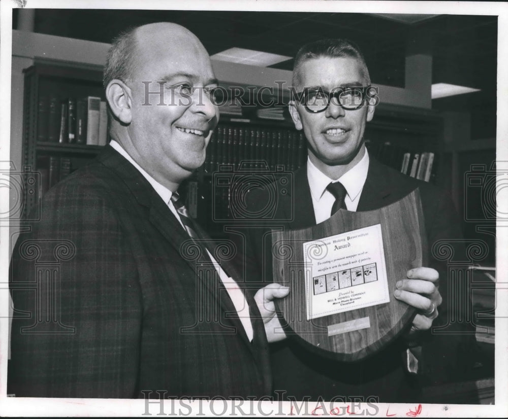 Press Photo John Frankland, Journal Librarian with American History Award - Historic Images