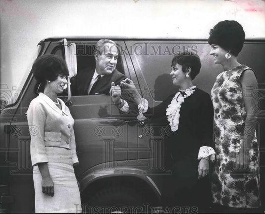 1968 Press Photo Director of Sunset Playhouse, Alan Furlan with Women's League - Historic Images