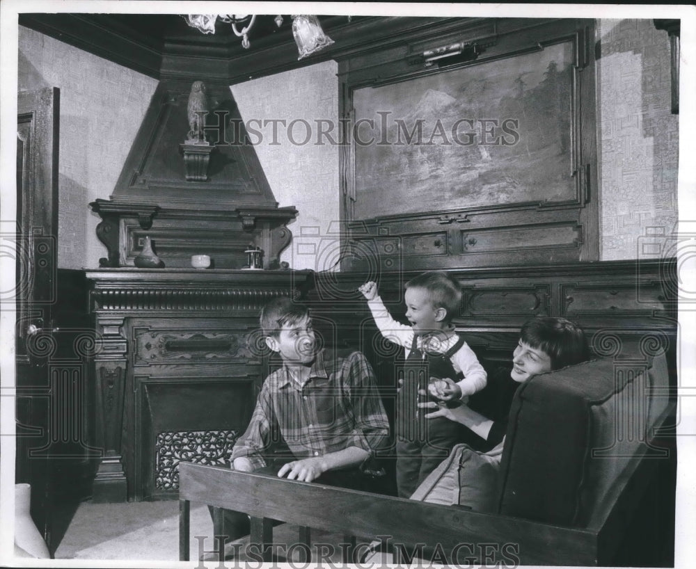 1964 Press Photo Mr and Mrs. Donald Nasgovitz at their Robert Machek House - Historic Images