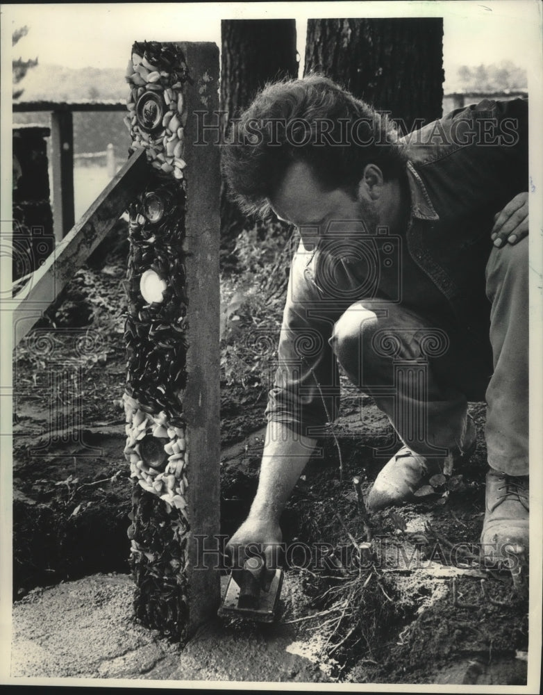 1986 Press Photo Patrick McCauley put a post into new foundation of glass church- Historic Images